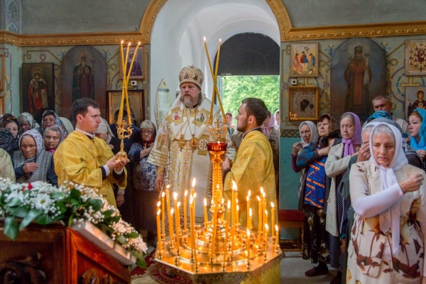 Митрополит Марк совершил литургию на праздник апостолов Петра и Павла в Старожилово